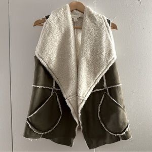 Perfect vest for fall-olive green & Sherpa! Size small.